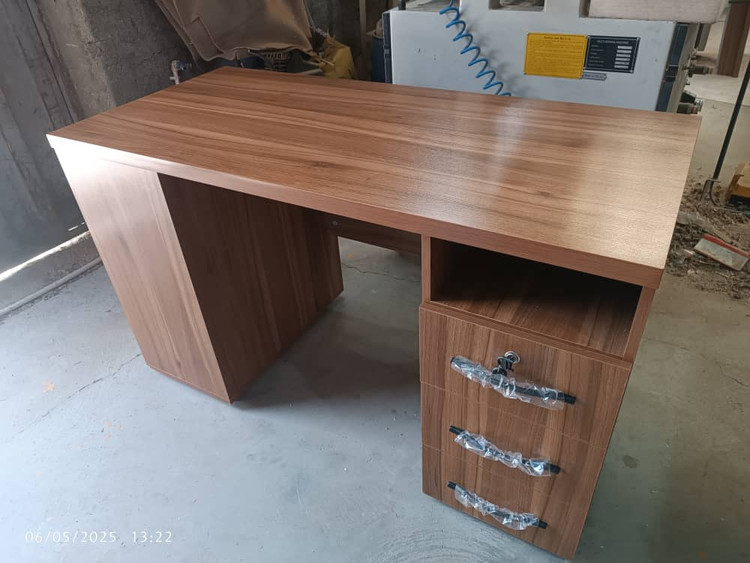 میز کارمندی پالونیا مدل حنا