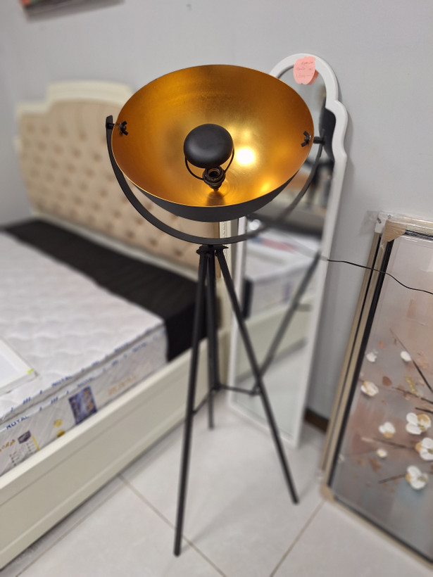 آباژور ایستاده مدرن پالونیا مدل کره طلایی