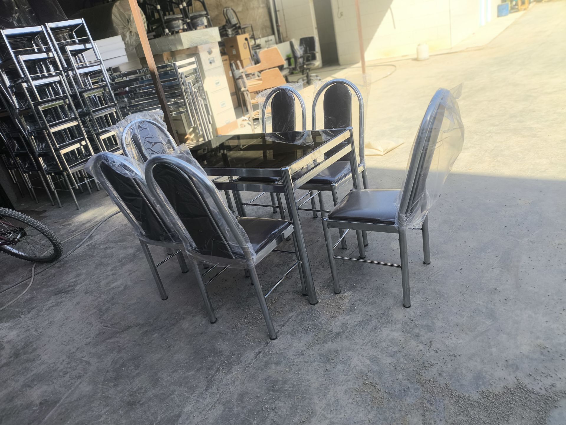 میز با دوام پالونیا