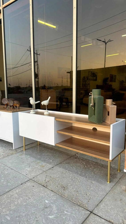 میز تی وی مدل یسنا پالونیا