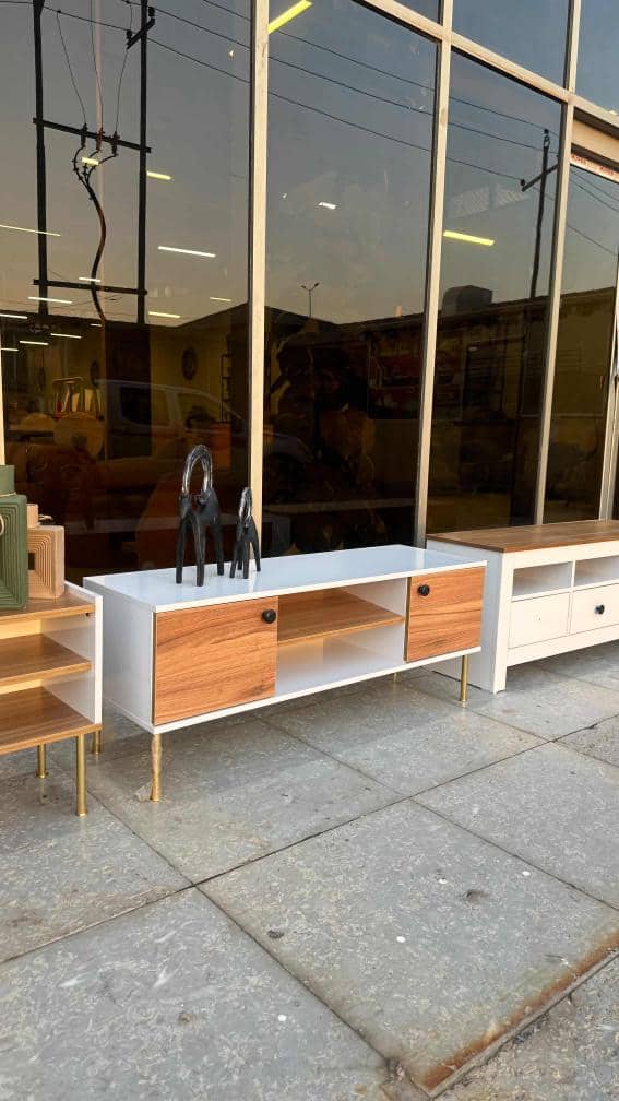 میز تی وی مدل رستا پالونیا